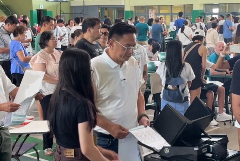pormal ng nakaboto si Muntinlupa mayor Ruffy Biazon sa ayala alabang muntinlupa..