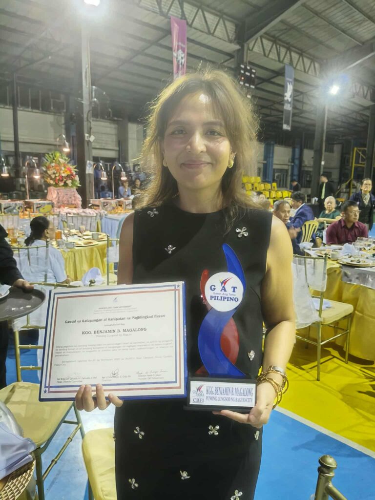 Magalong Received award from Gawin Ang Tama Movement