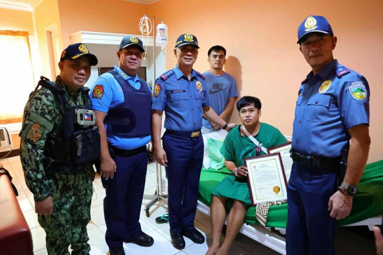 Acting PNP Chief Nartatez nagbigay ng award sa Sugatang at Nasawing Pulis sa Quezon.