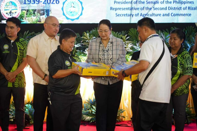 Mandaluyong Public schools nakatanggap ng laptops